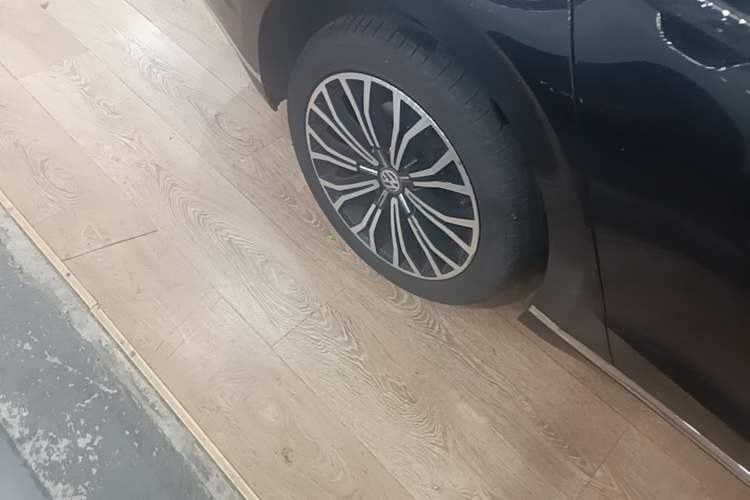 Used Volkswagen Phideon 2018 Revised Version 380TSI Two-Wheel Drive Business Edition Right Rear Wheel Hub