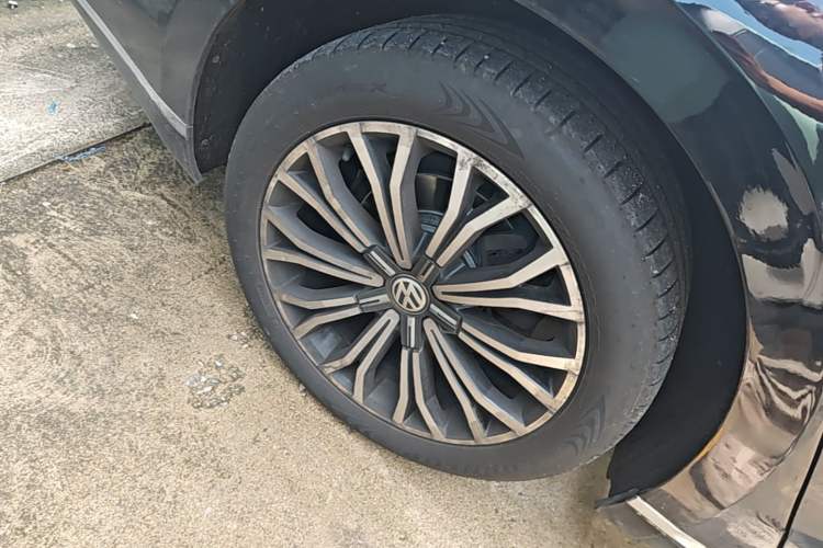 Used Volkswagen Phideon 2018 Revised Version 380TSI Two-Wheel Drive Business Edition Right Rear Wheel Hub