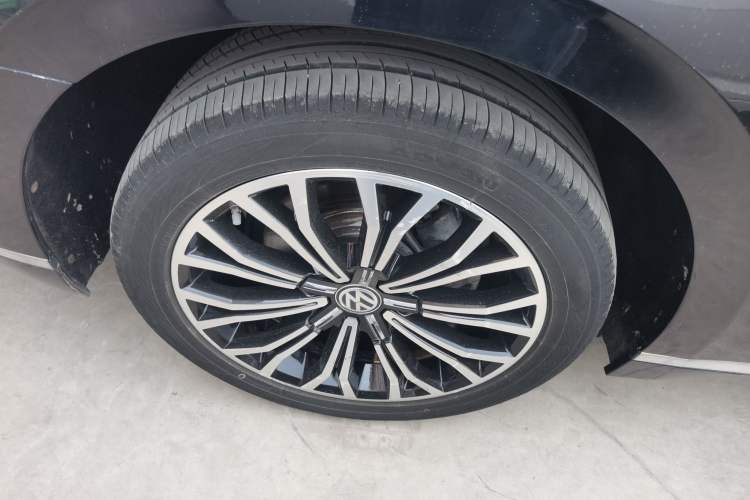 Used Volkswagen Phideon 2018 Revised Version 380TSI Two-Wheel Drive Business Edition Right Rear Wheel Hub