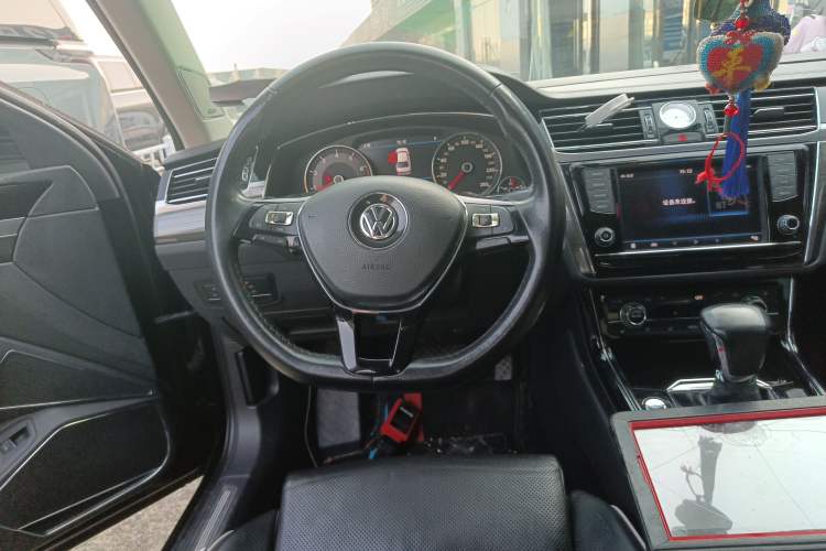 Used Volkswagen Phideon 2018 380TSI Two-Wheel-Drive Flagship Edition Steering Wheel