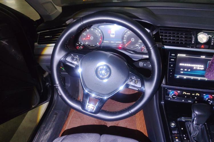 Used Volkswagen Phideon 2018 Revised Version 380TSI Two-Wheel Drive Business Edition Steering Wheel