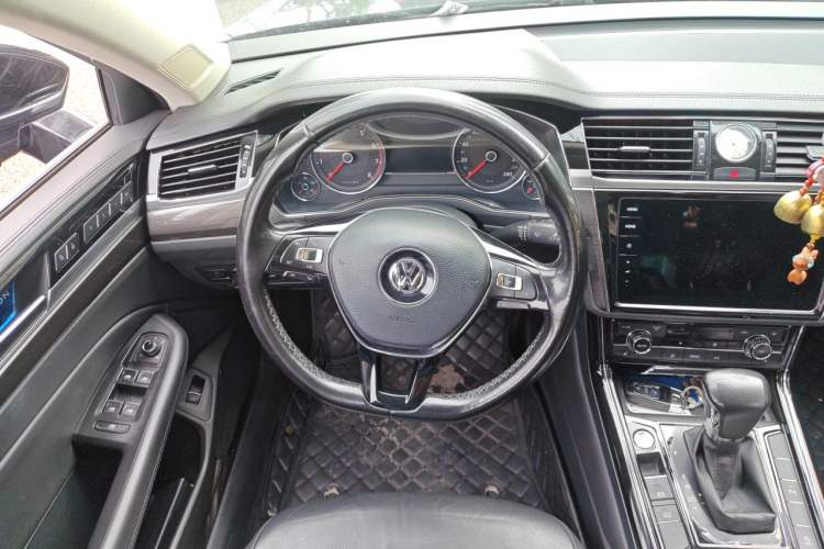 Used Volkswagen Phideon 2018 Revised Version 380TSI Two-Wheel Drive Business Edition Steering Wheel