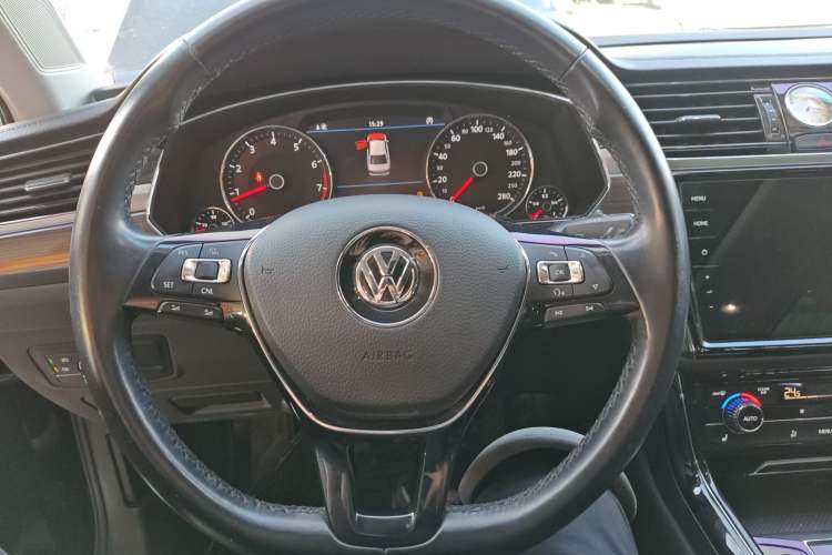 Used Volkswagen Phideon 2018 Revised Version 380TSI Two-Wheel Drive Business Edition Steering Wheel