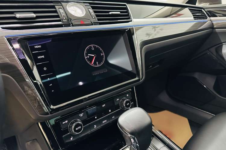 Used Volkswagen Phideon 2018 Revised Version 380TSI Two-Wheel Drive Business Edition Audio And AC Panel