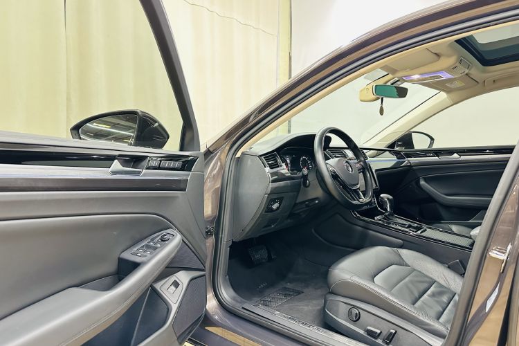 Used Volkswagen Phideon 2018 Revised Version 380TSI Two-Wheel Drive Business Edition Driver Seat