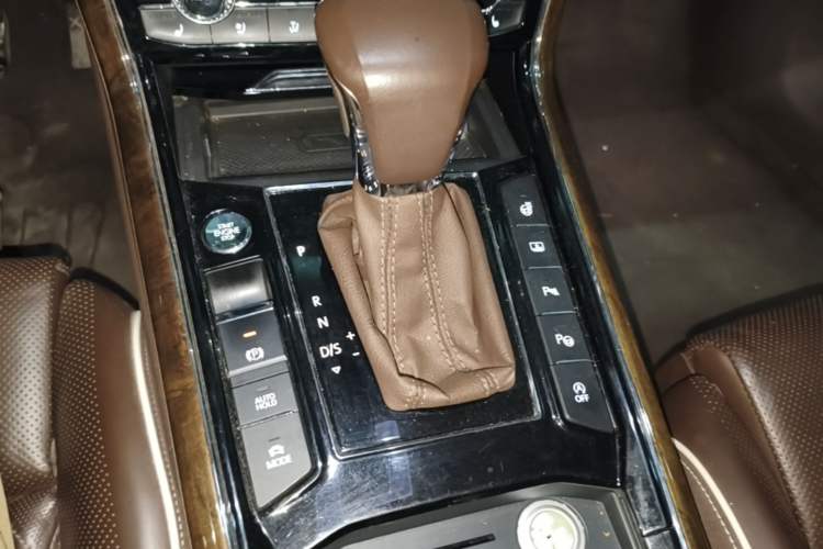 Used Volkswagen Phideon 2018 Revised Version 380TSI Two-Wheel-Drive Flagship Edition Gear Lever
