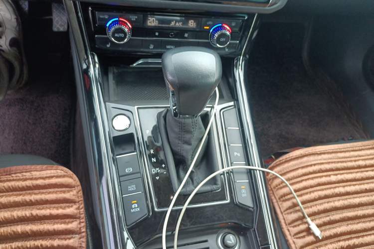 Used Volkswagen Phideon 2018 Revised Version 380TSI Two-Wheel Drive Business Edition Gear Lever
