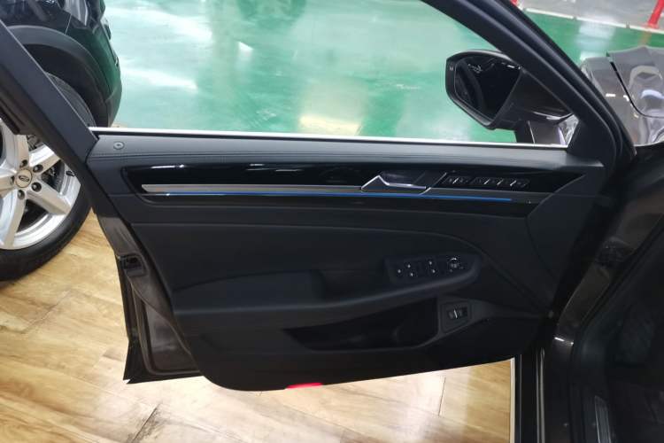 Used Volkswagen Phideon 2018 Revised Version 380TSI Two-Wheel Drive Business Edition Left Front Door Interior