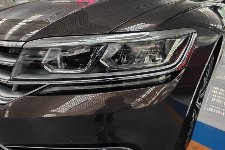 Used Volkswagen Phideon 2018 Revised Version 380TSI Two-Wheel Drive Business Edition Left Front Headlight