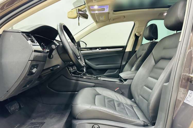 Used Volkswagen Phideon 2018 Revised Version 380TSI Two-Wheel Drive Business Edition Left Front Seat