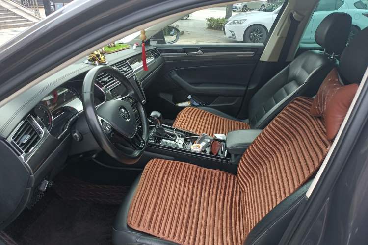 Used Volkswagen Phideon 2018 Revised Version 380TSI Two-Wheel Drive Business Edition Left Front Seat