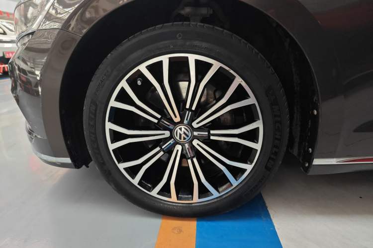 Used Volkswagen Phideon 2018 Revised Version 380TSI Two-Wheel Drive Business Edition Left Front Wheel Hub