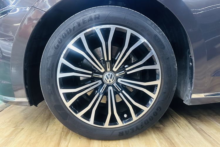 Used Volkswagen Phideon 2018 Revised Version 380TSI Two-Wheel Drive Business Edition Left Front Wheel Hub