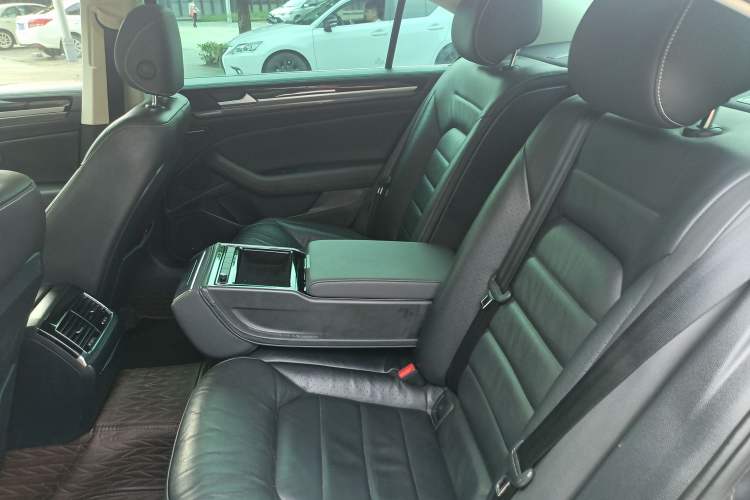 Used Volkswagen Phideon 2018 Revised Version 380TSI Two-Wheel Drive Business Edition Left Rear Seat