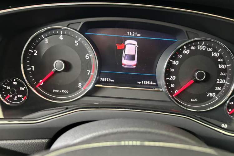 Used Volkswagen Phideon 2018 Revised Version 380TSI Two-Wheel Drive Business Edition Odometer Close Up