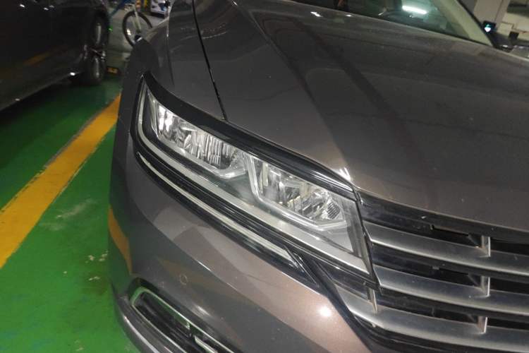 Used Volkswagen Phideon 2018 Revised Version 380TSI Two-Wheel Drive Business Edition Right Front Headlight