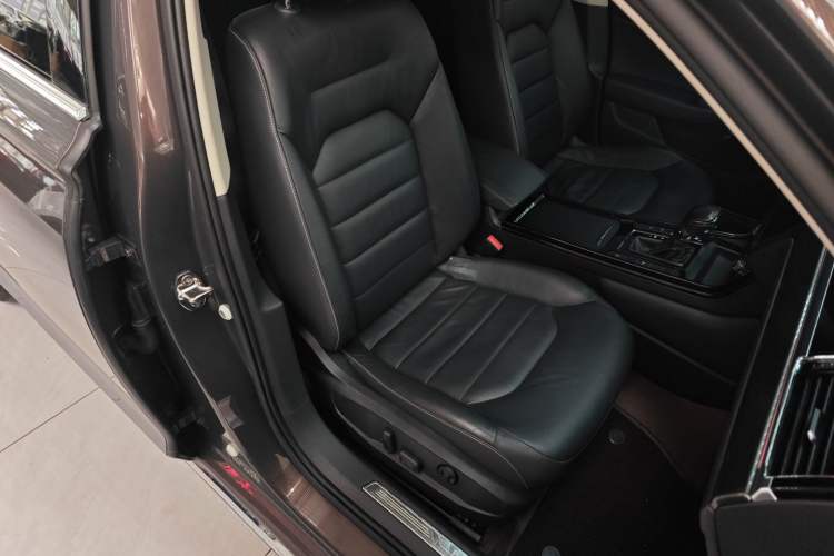 Used Volkswagen Phideon 2018 Revised Version 380TSI Two-Wheel Drive Business Edition Right Front Seat
