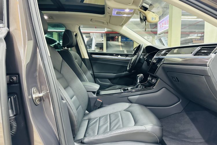 Used Volkswagen Phideon 2018 Revised Version 380TSI Two-Wheel Drive Business Edition Right Front Seat
