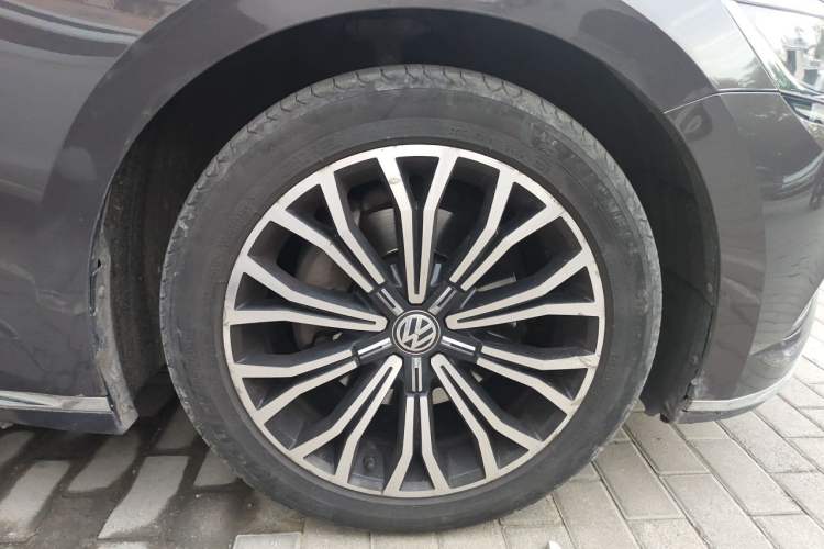 Used Volkswagen Phideon 2018 380TSI Two-Wheel Drive Business Edition Right Front Wheel Hub