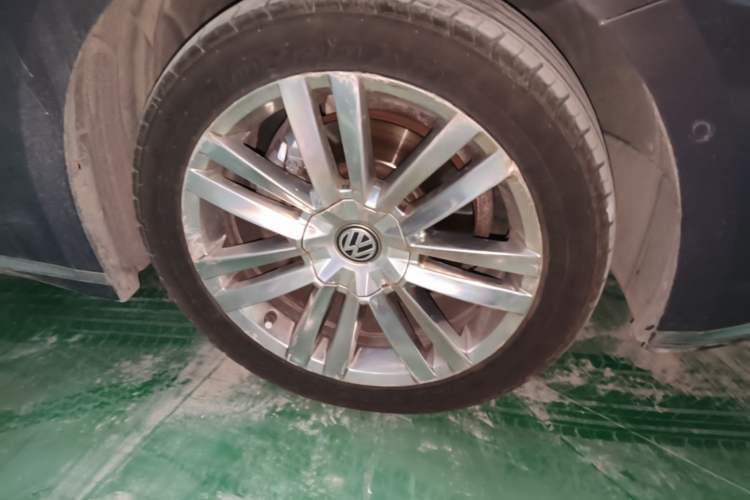 Used Volkswagen Phideon 2018 Revised Version 380TSI Two-Wheel-Drive Flagship Edition Right Front Wheel Hub