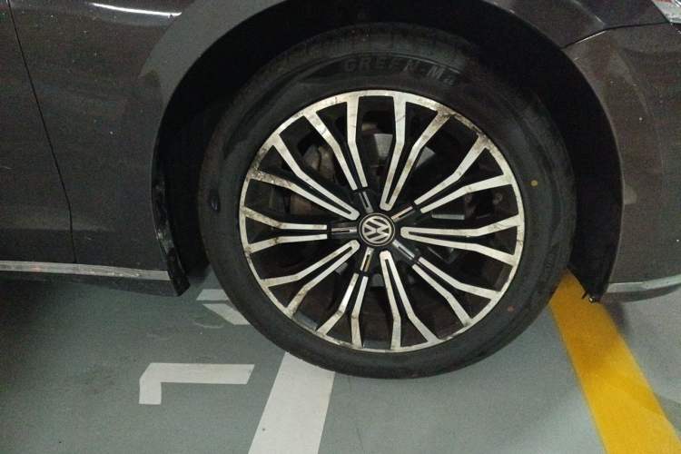 Used Volkswagen Phideon 2018 Revised Version 380TSI Two-Wheel Drive Business Edition Right Front Wheel Hub