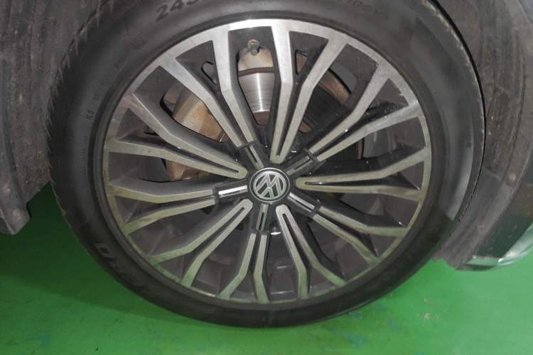 Used Volkswagen Phideon 2018 Revised Version 380TSI Two-Wheel Drive Business Edition Right Front Wheel Hub