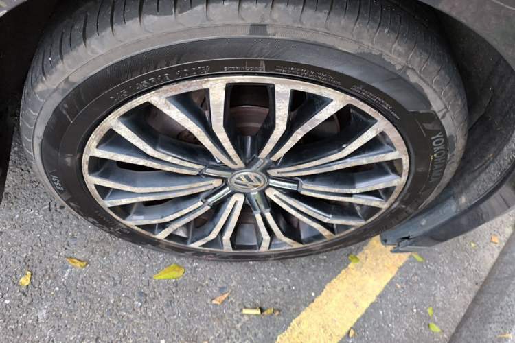 Used Volkswagen Phideon 2018 Revised Version 380TSI Two-Wheel Drive Business Edition Right Front Wheel Hub