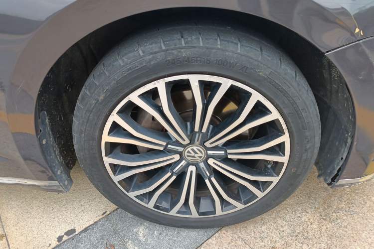 Used Volkswagen Phideon 2018 Revised Version 380TSI Two-Wheel Drive Business Edition Right Front Wheel Hub