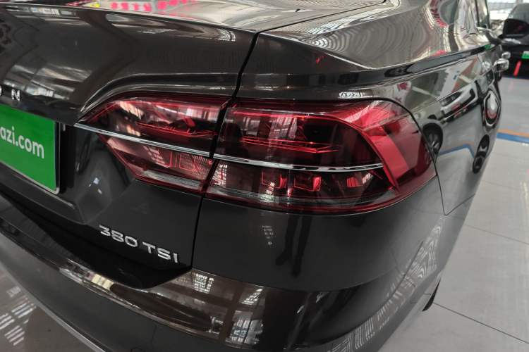 Used Volkswagen Phideon 2018 Revised Version 380TSI Two-Wheel Drive Business Edition Right Rear Taillight