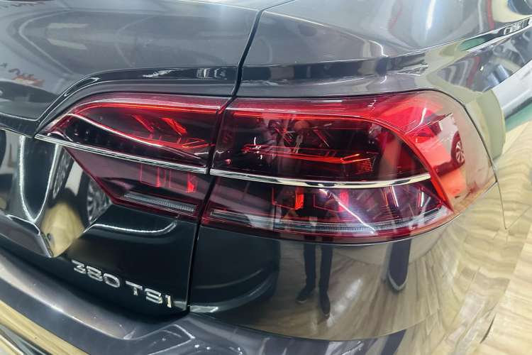 Used Volkswagen Phideon 2018 Revised Version 380TSI Two-Wheel Drive Business Edition Right Rear Taillight