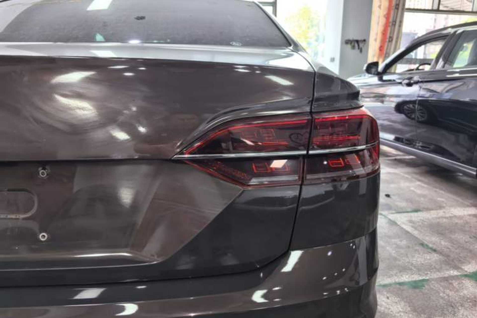 Used Volkswagen Phideon 2018 Revised Version 380TSI Two-Wheel Drive Business Edition Right Rear Taillight
