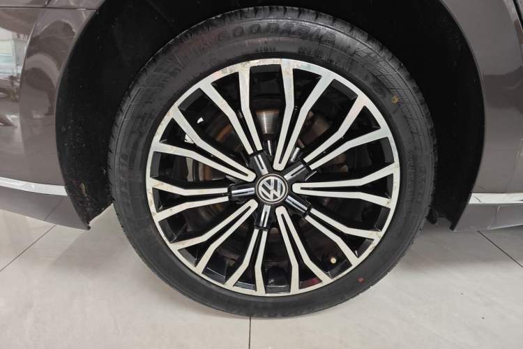Used Volkswagen Phideon 2018 Revised Version 380TSI Two-Wheel Drive Business Edition Right Rear Wheel Hub