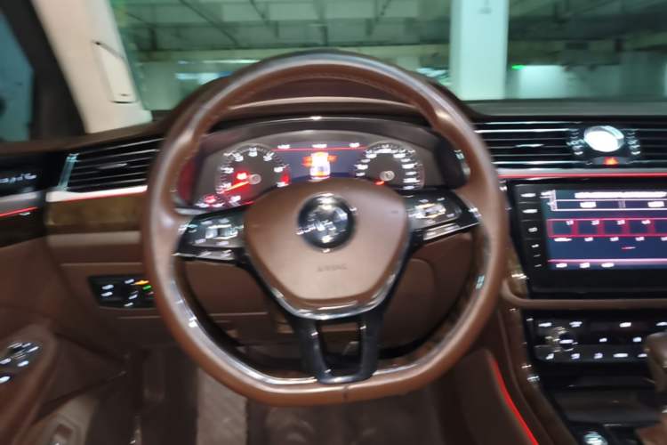 Used Volkswagen Phideon 2018 Revised Version 380TSI Two-Wheel-Drive Flagship Edition Steering Wheel