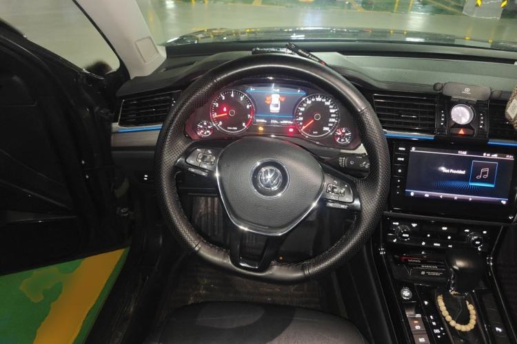 Used Volkswagen Phideon 2018 Revised Version 380TSI Two-Wheel Drive Business Edition Steering Wheel