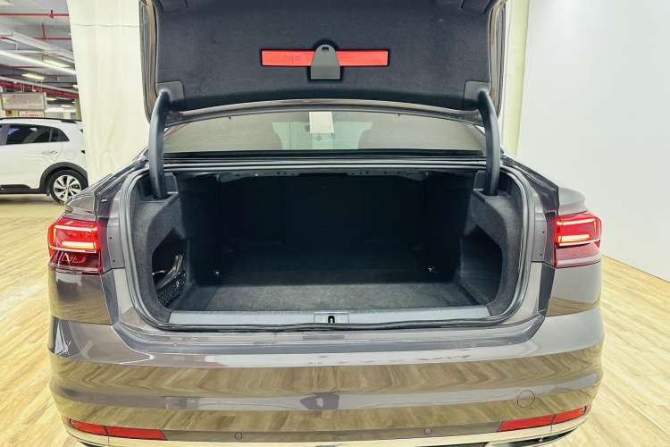 Used Volkswagen Phideon 2018 Revised Version 380TSI Two-Wheel Drive Business Edition Trunk