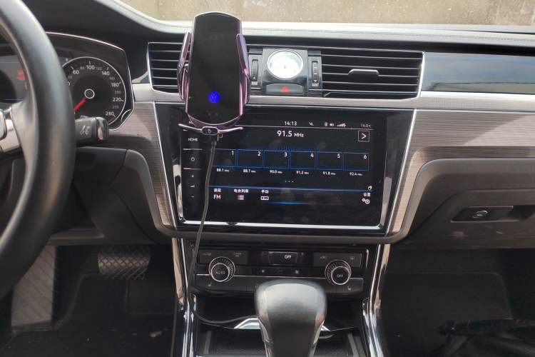Used Volkswagen Phideon 2018 Revised Version 380TSI Two-Wheel Drive Business Edition Audio And AC Panel