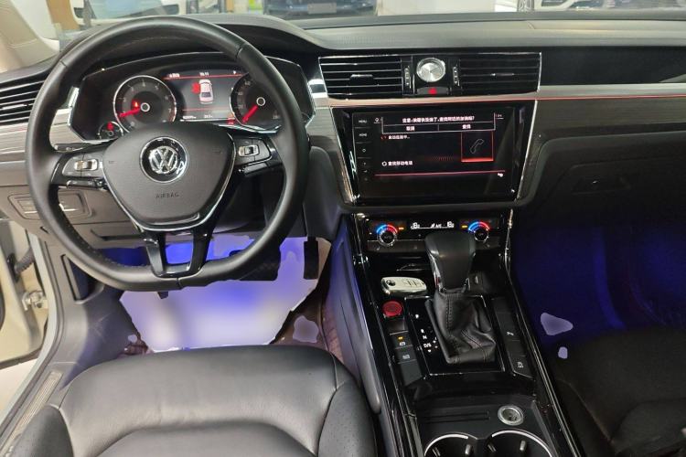 Used Volkswagen Phideon 2018 Revised Version 380TSI Two-Wheel Drive Business Edition Center Console