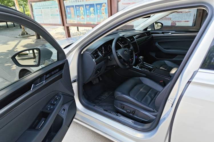 Used Volkswagen Phideon 2018 Revised Version 380TSI Two-Wheel Drive Business Edition Driver Seat