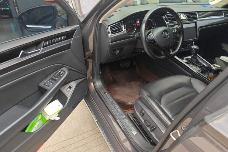 Used Volkswagen Phideon 2018 Revised Version 380TSI Two-Wheel Drive Business Edition Driver Seat