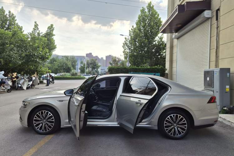 Used Volkswagen Phideon 2018 Revised Version 380TSI Two-Wheel Drive Business Edition Exterior 3