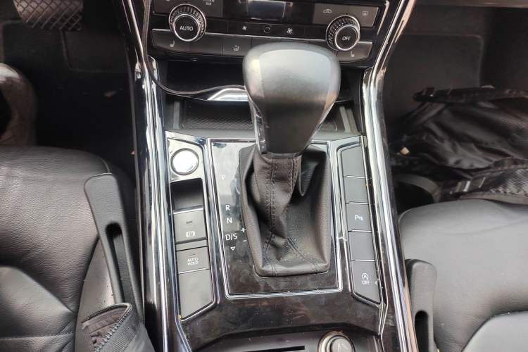 Used Volkswagen Phideon 2018 Revised Version 380TSI Two-Wheel Drive Business Edition Gear Lever