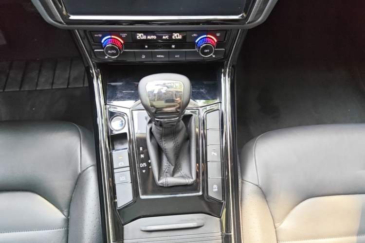 Used Volkswagen Phideon 2018 Revised Version 380TSI Two-Wheel Drive Business Edition Gear Lever