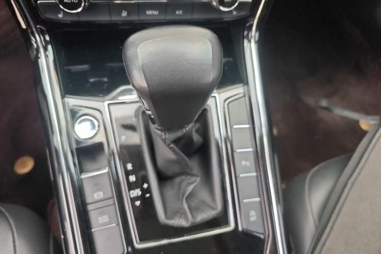 Used Volkswagen Phideon 2018 Revised Version 380TSI Two-Wheel Drive Business Edition Gear Lever