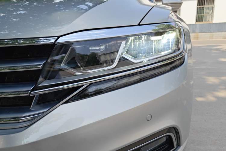 Used Volkswagen Phideon 2018 Revised Version 380TSI Two-Wheel Drive Business Edition Left Front Headlight