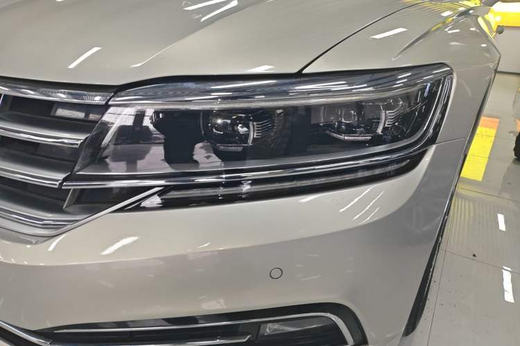 Used Volkswagen Phideon 2018 380TSI Two-Wheel-Drive Flagship Edition Left Front Headlight