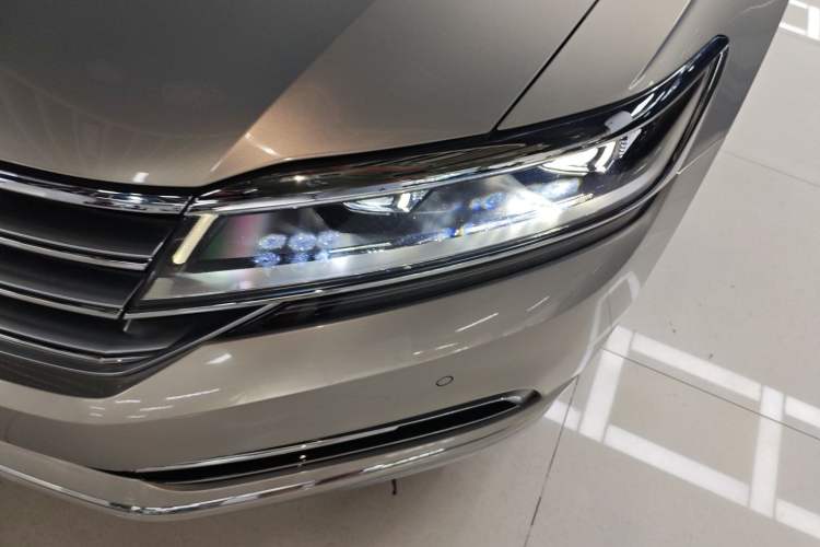 Used Volkswagen Phideon 2018 Revised Version 380TSI Two-Wheel Drive Business Edition Left Front Headlight