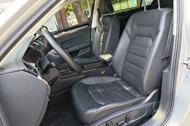 Used Volkswagen Phideon 2018 Revised Version 380TSI Two-Wheel Drive Business Edition Left Front Seat