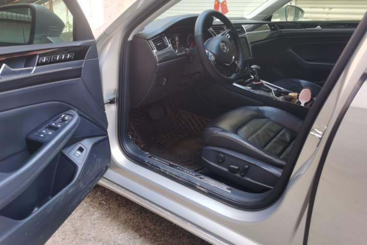 Used Volkswagen Phideon 2018 Revised Version 380TSI Two-Wheel Drive Business Edition Left Front Seat