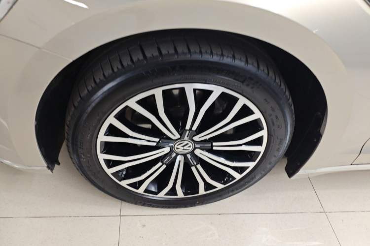 Used Volkswagen Phideon 2018 Revised Version 380TSI Two-Wheel Drive Business Edition Left Front Wheel Hub