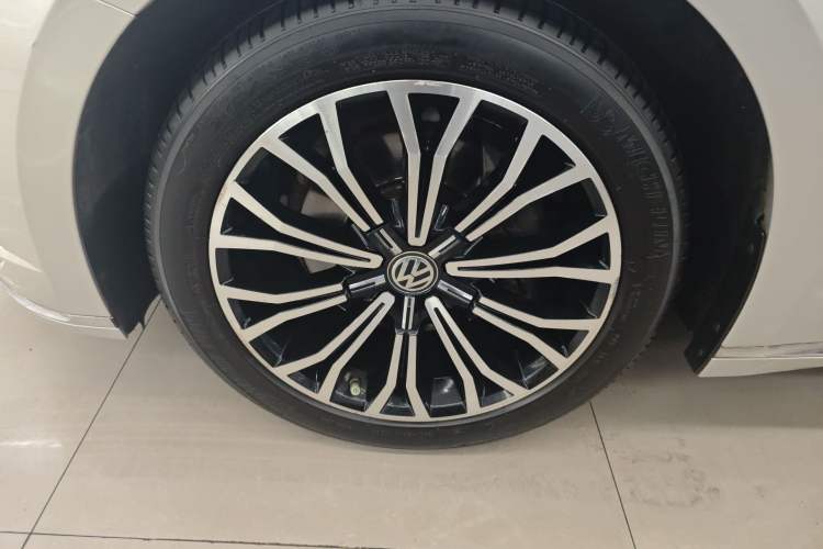 Used Volkswagen Phideon 2018 380TSI Two-Wheel Drive Business Edition Left Front Wheel Hub